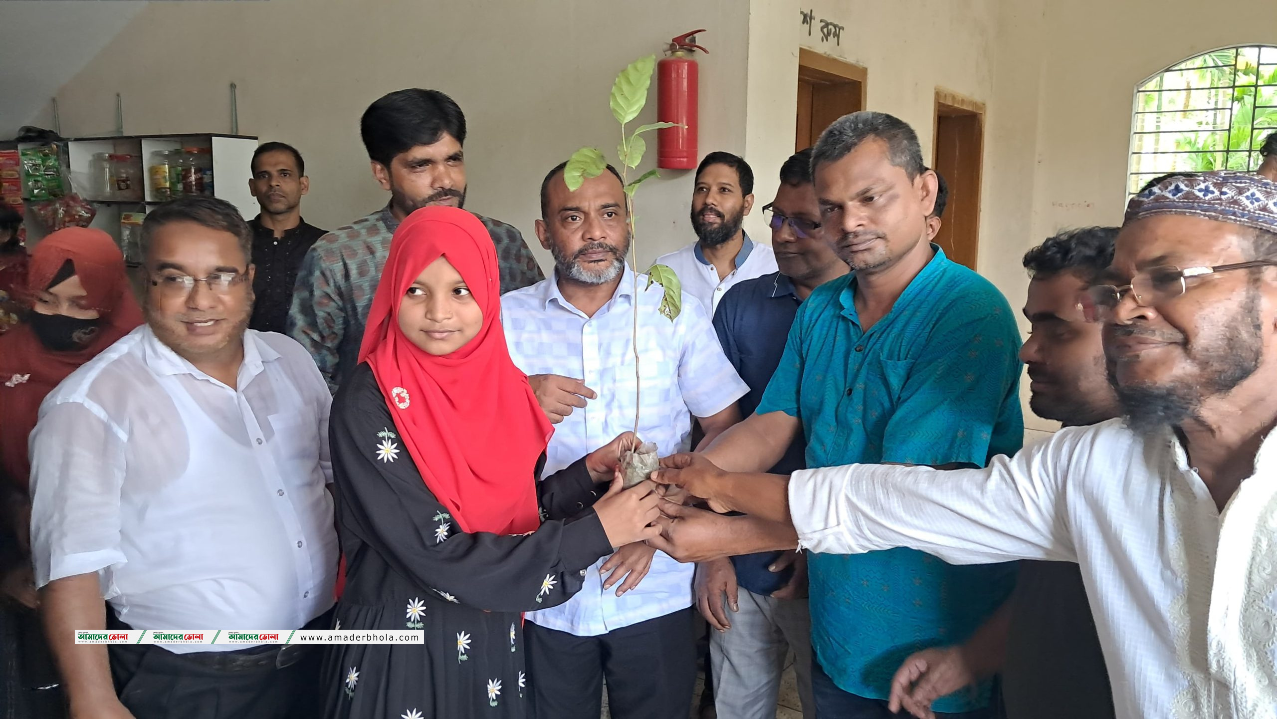 খেলাধুলার সঙ্গে পরিবেশ রক্ষার বার্তা দিয়ে   ভোলায় স্কুলে শিক্ষার্থীদের মাঝে গাছের চারা বিতরণ